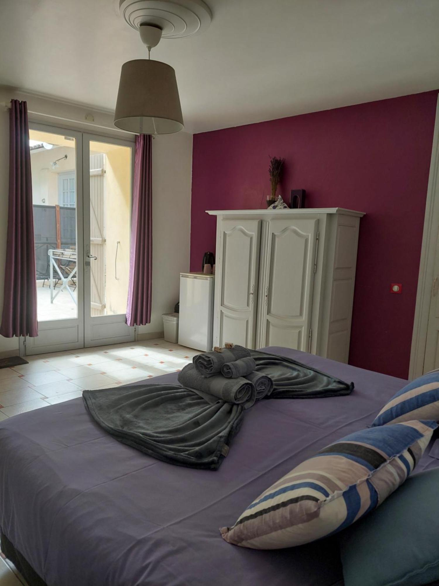 Mas Des Cigognes Bed and Breakfast Le Thor Exteriör bild
