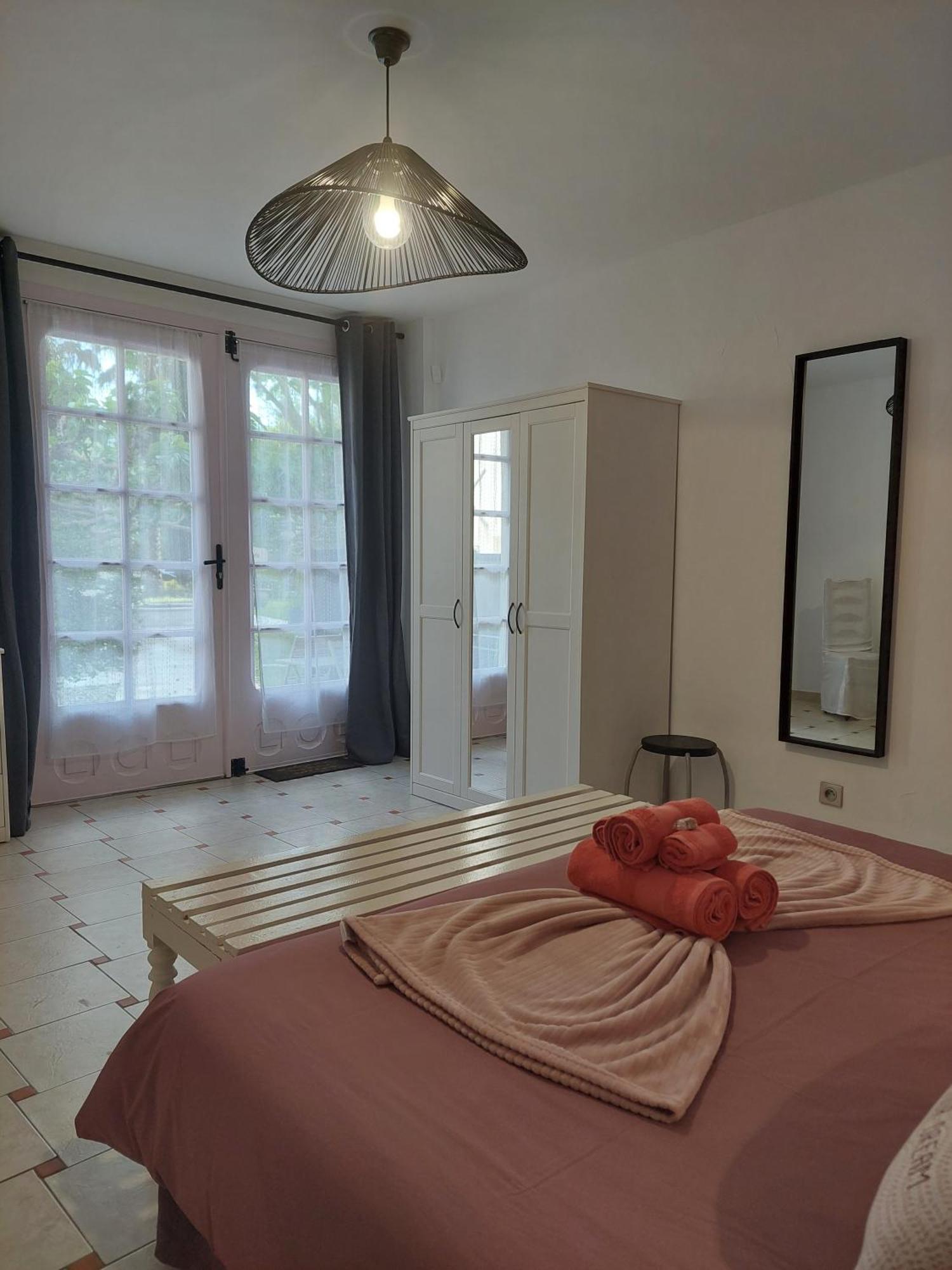 Mas Des Cigognes Bed and Breakfast Le Thor Exteriör bild
